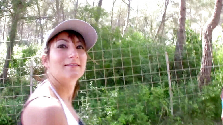 Amaspain: Chica en el bosque esperando con ansias el esperma de...