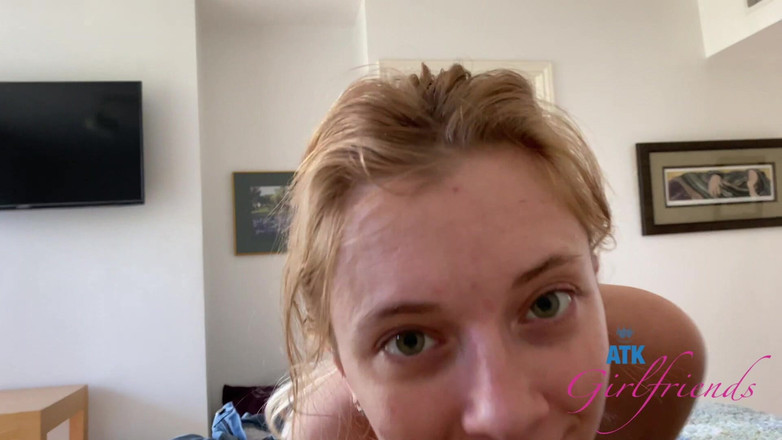 ATK Girlfriends: Riley आपका लंड अपने पैरों के बीच डालती है