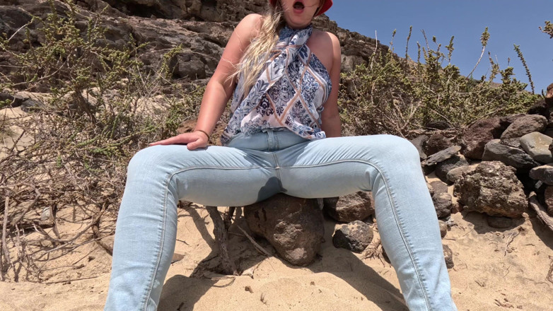 Emma Voyeur: Pissar i mina jeans på stranden - full release