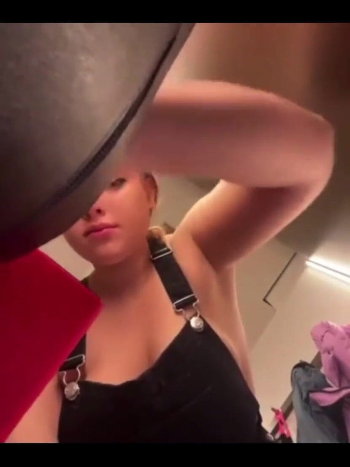 JuiceLussie: Masturbieren in der umkleidekabine