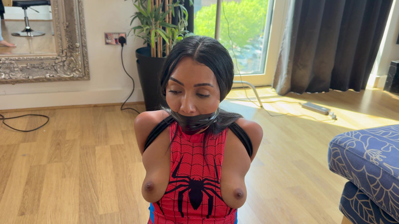 Latina Fetish: Courtney pega em uma web bondage 4K