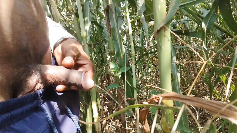BlondeTroubleshootor: Awek kembar kampung melancap zakar besar di luar rumah