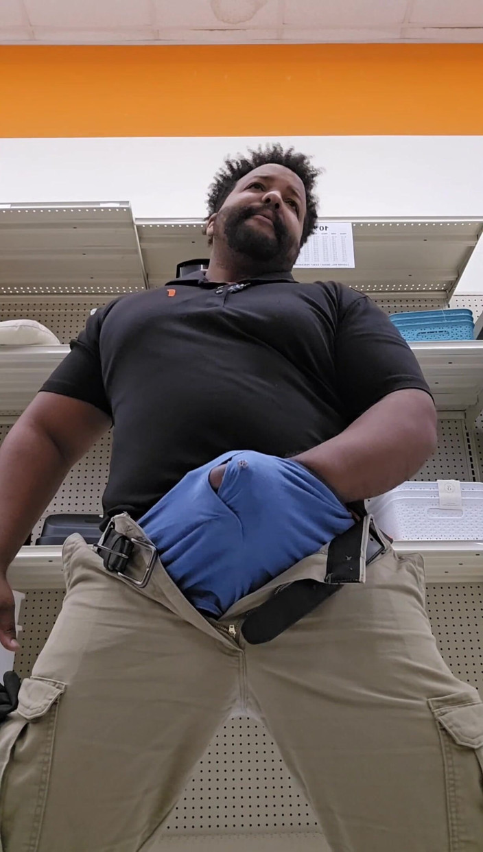 Eddie Venezuela: Thick Stepdaddy Cums in Public Store