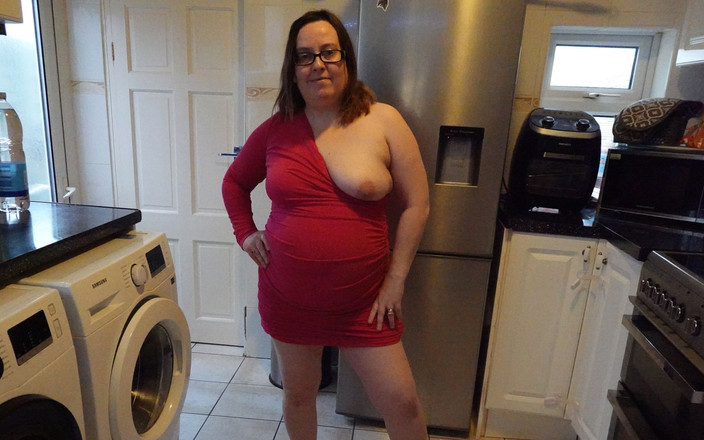 Littlevixen: Spelen met borsten in roze minijurk