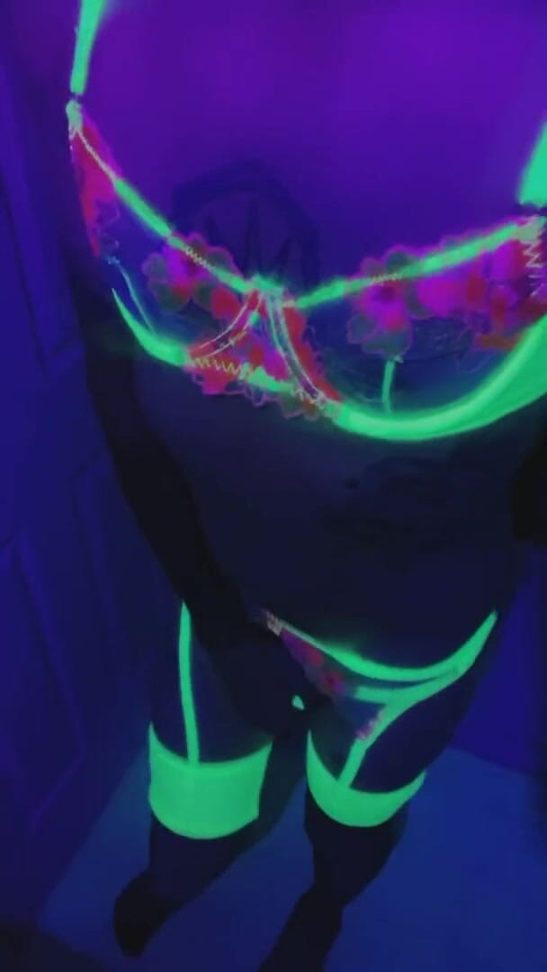 CarmenMelatonin: Sexy cosplay raver babe wants to party