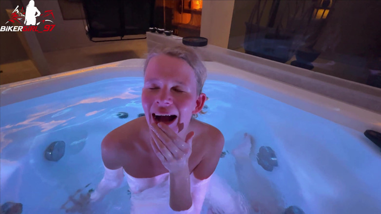 Bikergirl_97: Riskanter Geiler Blowjob Im Spa! Facial Voll in Meine Fresse