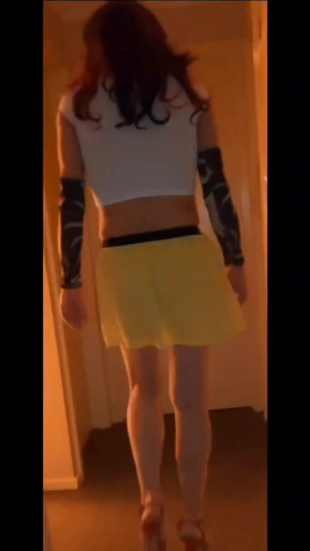 Lizzaali: Fooling around in my little yellow skirt and size 7 shorts
