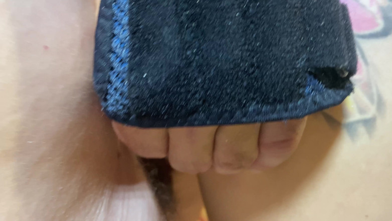 Hairy couple: Мужчина Со Сломанной Рукой В ​​самодельном Гараже: Секс С Мягким Членом И Дрочка До Камшота