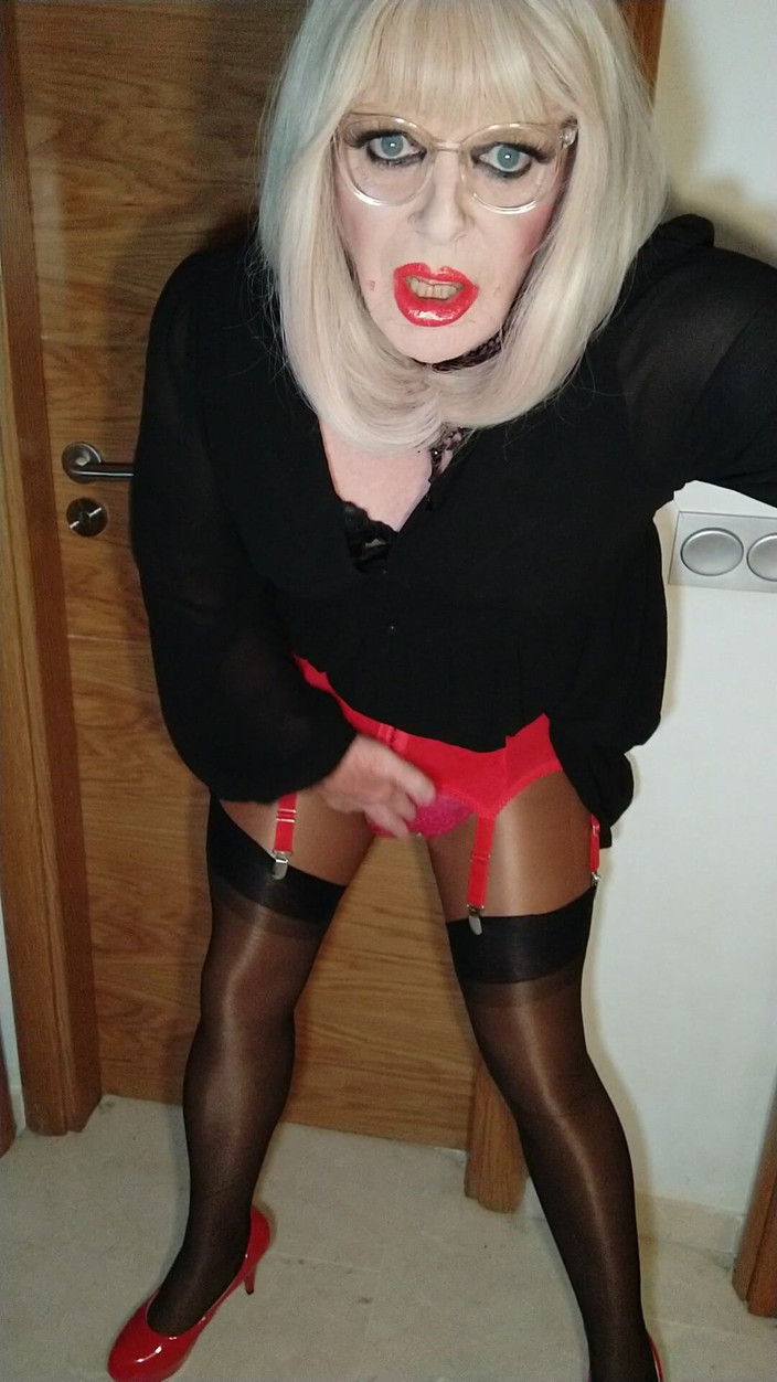 Emma Browne: Travestit cu lenjerie perversă