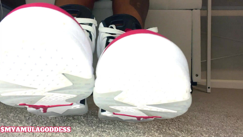 Mya Mula Goddess: Sneaker-schlampe