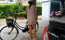 Fap flix: Omg!! Sexy amateur-MILF pisst auf ihrem fahrrad in der parkgarage