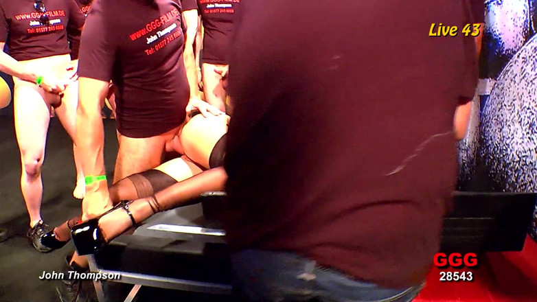 German Hardcore Gangbang GGG: Hezká teen kotě v Bukkake gangbang Ggg John Thompson