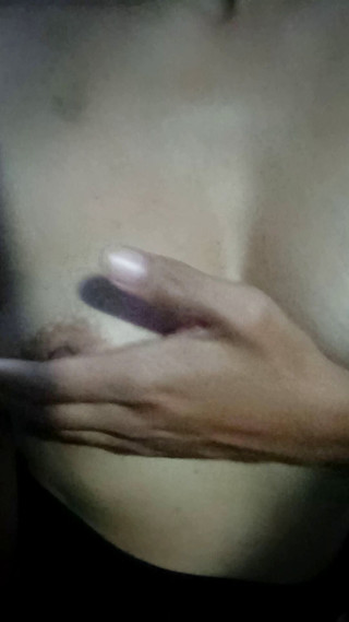 Lovelypaz: Sexy morena gata adora brincar com seus peitos bonitos