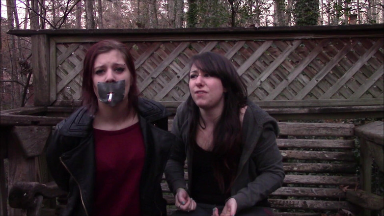 Selfgags classic: Nechám nevlastní sestru kouřit rukou přes ústa a tapegag!