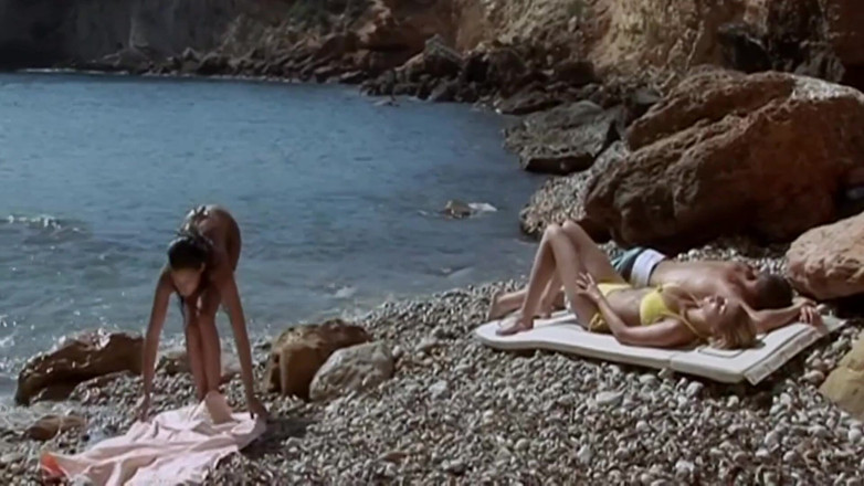 Double Trouble: Two friends fuck lucky dude on the beach