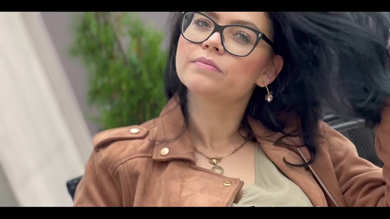 Shione Cooper: Куріння під дощем на даху готелю:)