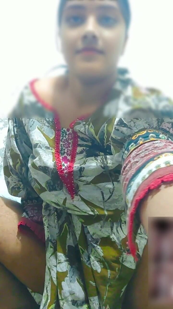 Muscool: Awek comel menunjukkan bogel dalam panggilan video untuk teman lelaki