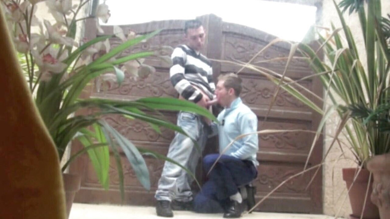 Gaybareback: Policista kouří ptáka venku