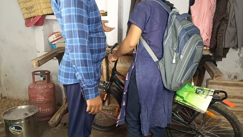 Pyaripooja22: Hoje eu peguei meu apertado pela primeira vez assim que...