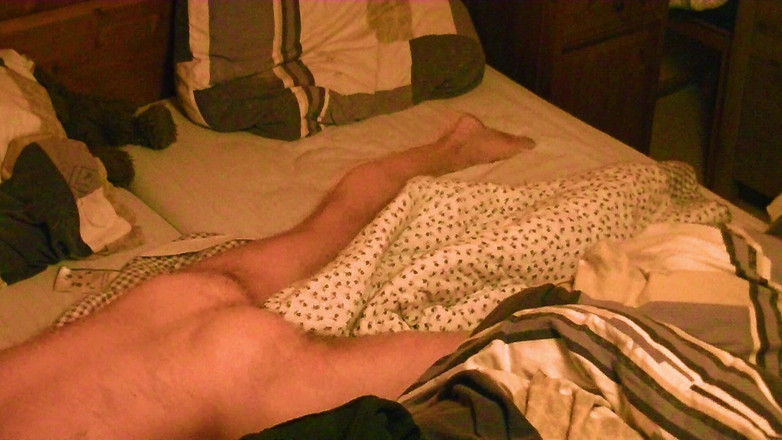 Mark Hannes: Masturbare goală pe pat