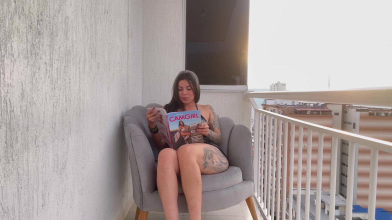 SoyMarce: Anitta miller在巴尔科尼抽烟和自慰