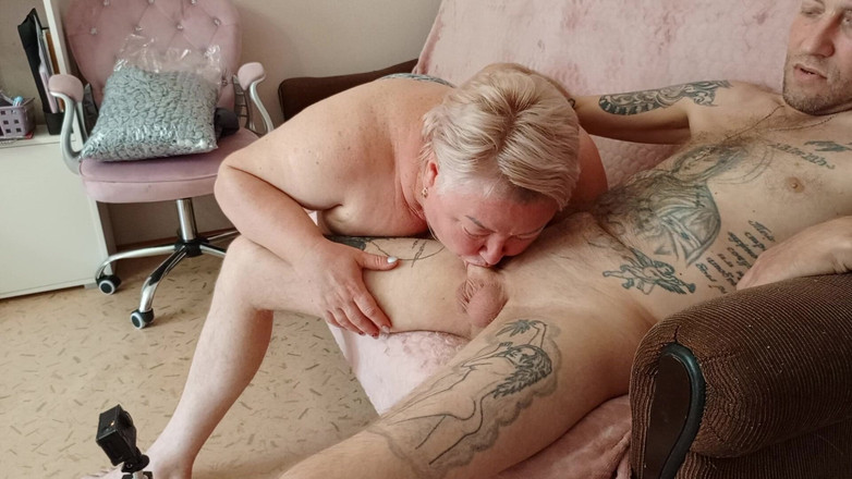 Zona901: Dopo il massaggio al collo, la suocera mi succhia il...