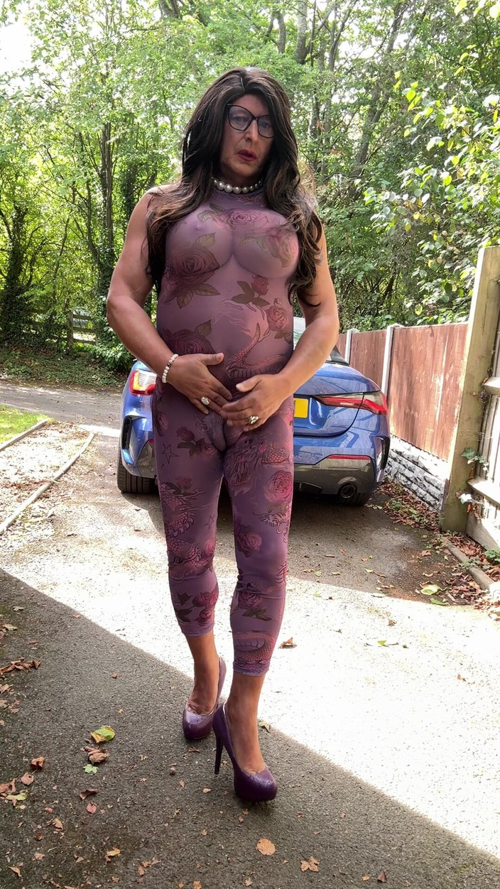 Kellycd2022: Sexy transvestã¤t kellycd2022 in Lila Catsuit und High heels outdoors