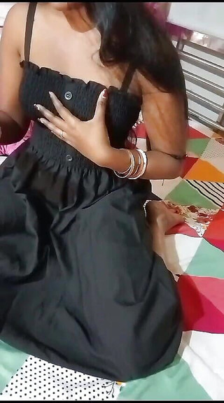 Ananta: Güzel üniversiteli kız tek başına sikişiyor.