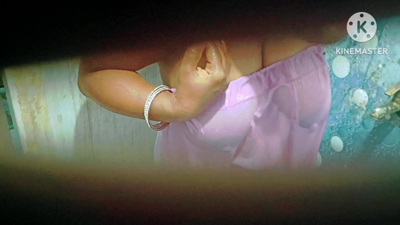 Sweethoneybgl: Девушка с огромными сиськами купается и соблазняет своего сводного брата, когда она узнала, что он подглядывает к ней