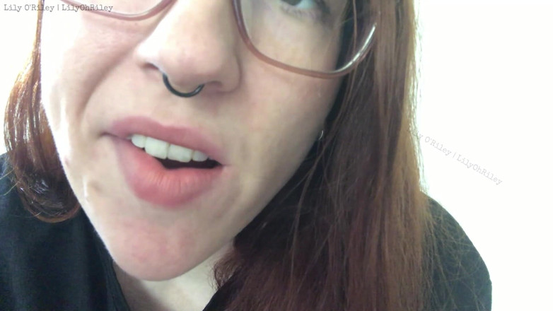 Lily O'Riley: Споживання гумки ведмедя зі звуками рота