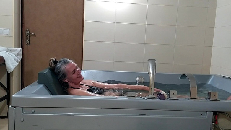 Lukerya: Lonely Relaxation in the Jacuzzi