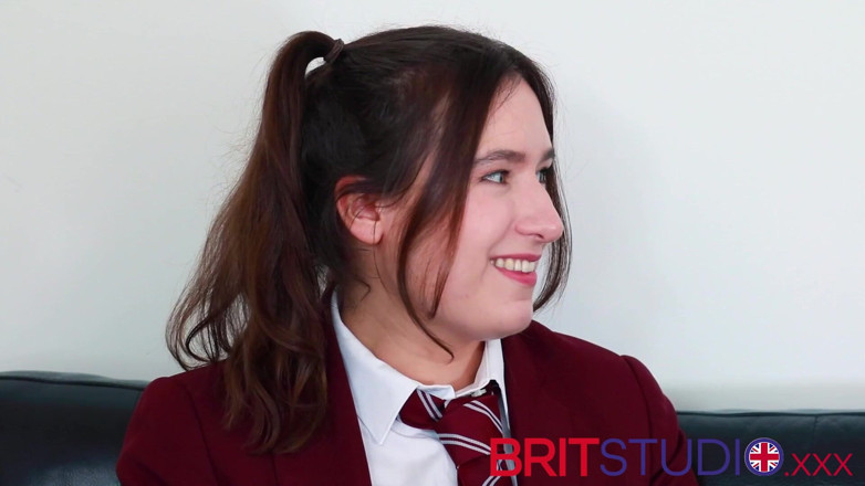 Brit Studio: İki muhteşem lezbiyen sert sikişiyor
