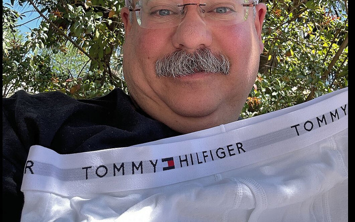 Hand-Free-Daddy-Chub: Seluar dalam putih ketatnya