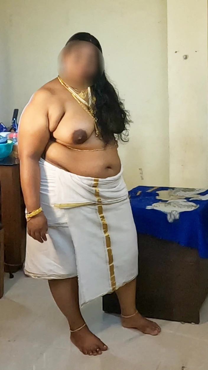 Anne Ipe: Indická dívka v tradičních šatech, focení nahoře bez ve šperky