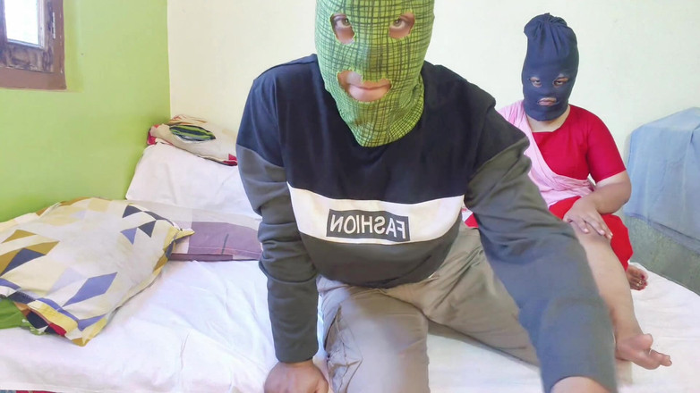 Hotty Mona: Soție din satul Desi proaspăt căsătorită futându-se tare în poziția pe...