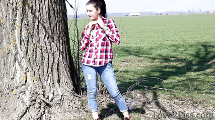 Love 2 Piss: Striping na estrada rural