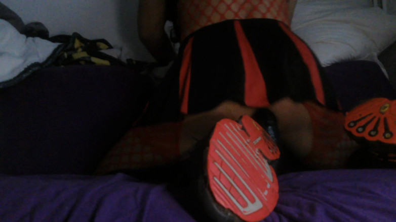 Damaged Hole: Uniforme de líder de torcida preta e vermelha, BBC até...