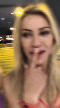 Obrovská přírodní prsa Kočka Lana Wolf Creampie Trojka - Squirt God 4K