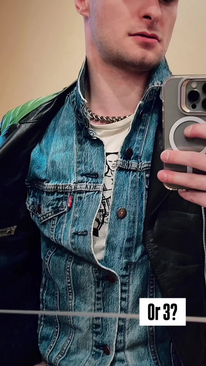 KinkySirius: Skinhead gay Kinkysirius mandi emas di toilet umum