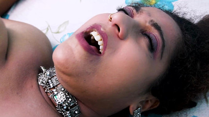 Xtramood: W seksownych nocach po imprezie seksowna para cieszy się zabawą...