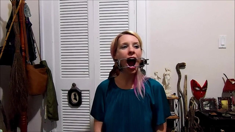 Selfgags classic: O treinamento de mordaça de Dolly - parte 2