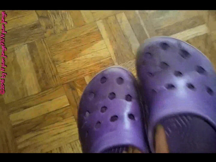 Carmen_Nylonjunge: Mojado de piso en pantimedias