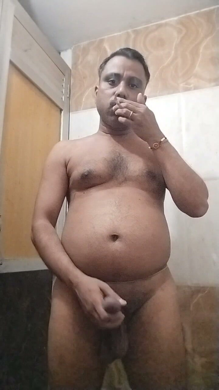 Indian pornstar Ravi: Indische pornoster Ravi en Gilgolo jongen Ravi roken sigaretten