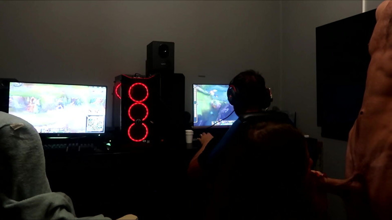 GamingCouple: Dapat pancutan mani semasa suami cuckold saya bermain permainan