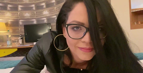 Shione Cooper: Selfie while I'm waiting for my friend photographer Andre