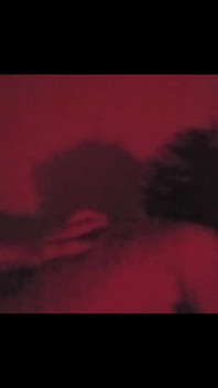 Une GILF Sexy Ramasse Et Baise Un Mec Au Hasard Dans Une Chambre Rouge Coquine