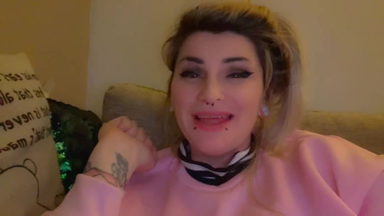 EeveeXo: Whore Fucks Her Cunt for Her Viewers