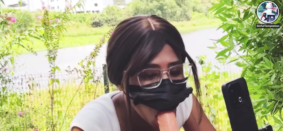 Ziya: Nyepong dildo di taman umum di luar ruangan