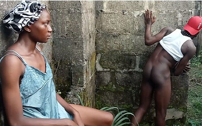 Sexy Berrie: 숲에서 야외에서 지역 소년에게 따먹히는 달콤한 젖은 보지 Adaobi