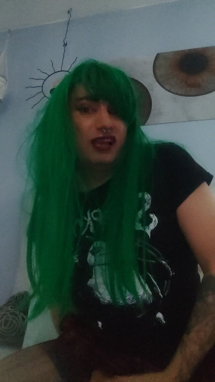 Alicia Moonkalation: Shemale punk alemán da un solo de semen